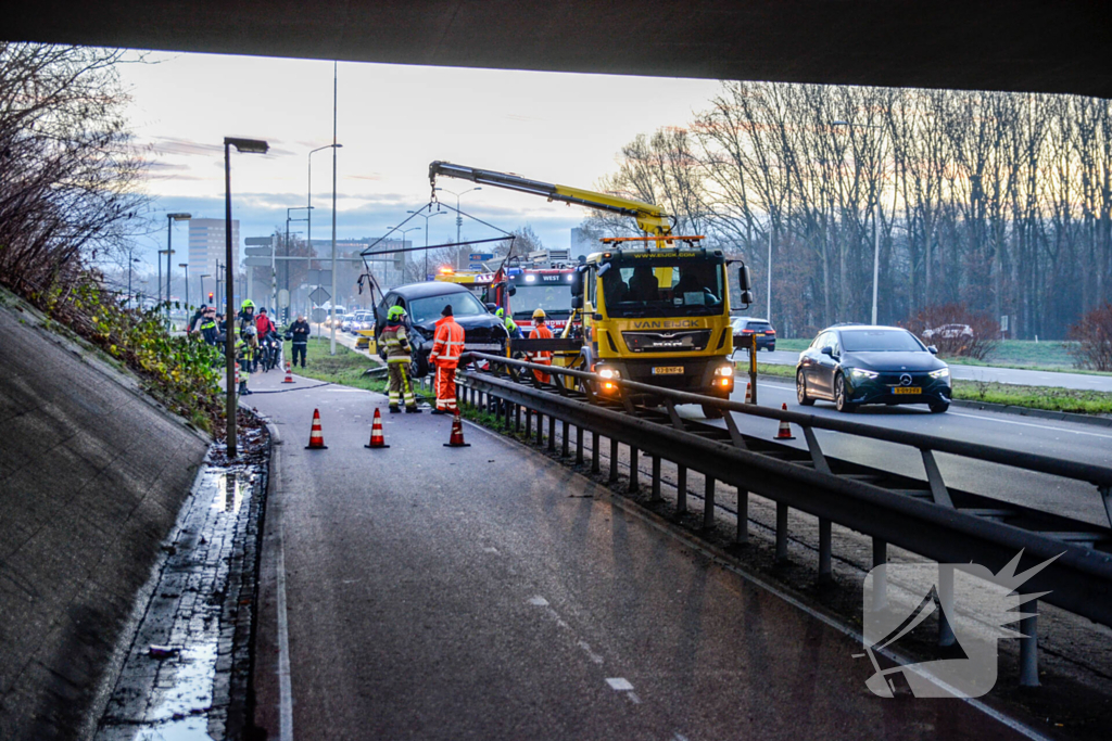 Flinke schade nadat auto op vangrail botst