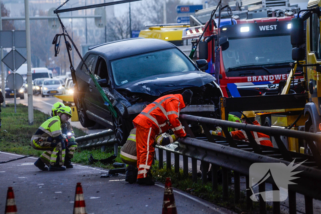 Flinke schade nadat auto op vangrail botst