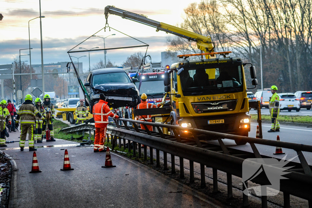 Flinke schade nadat auto op vangrail botst