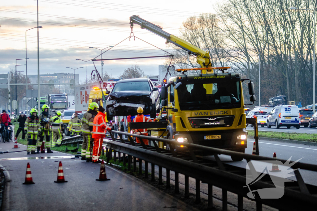 Flinke schade nadat auto op vangrail botst