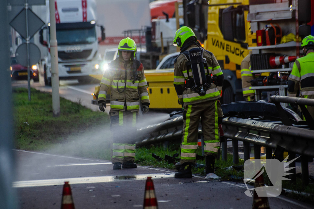 Flinke schade nadat auto op vangrail botst