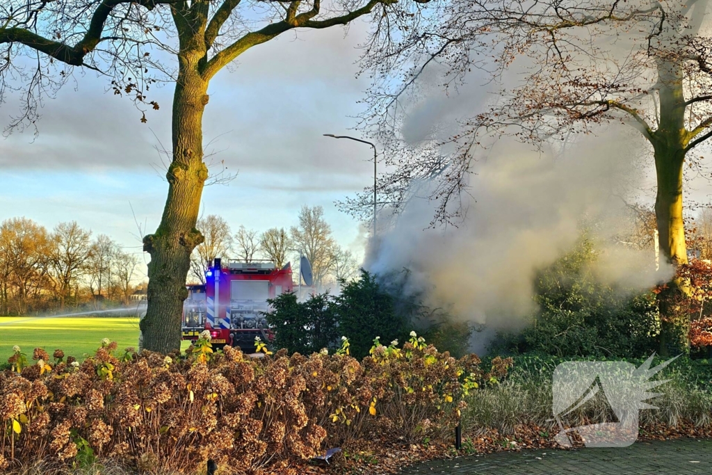 Brandweer blust brand in elektriciteitskast