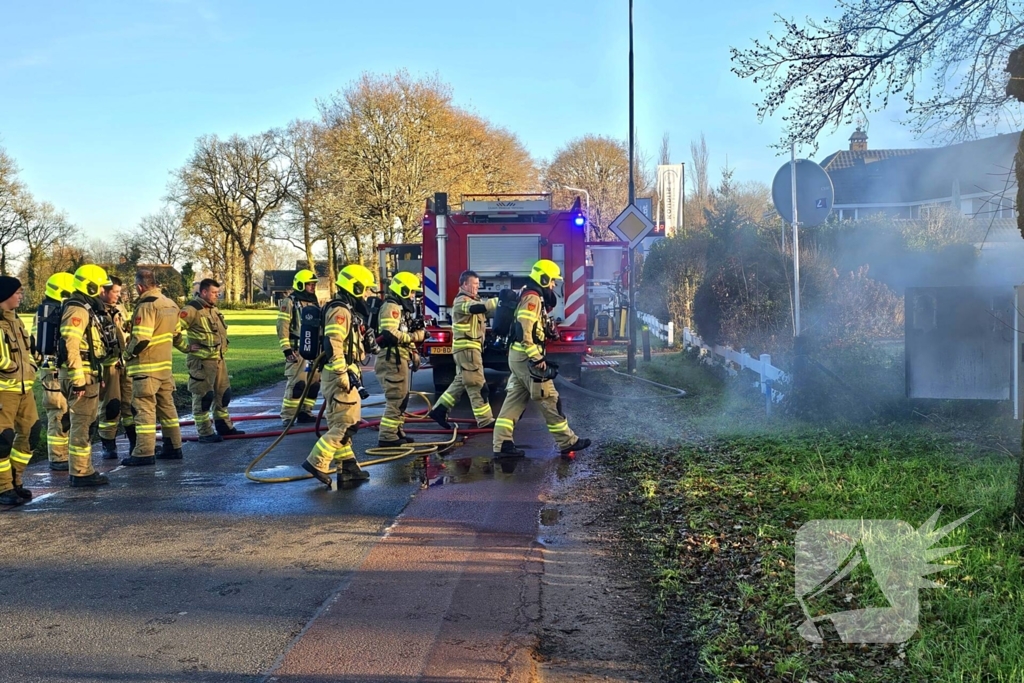 Brandweer blust brand in elektriciteitskast