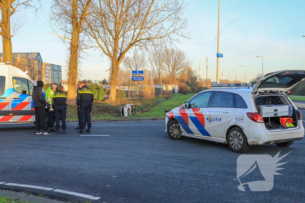 Auto belandt in sloot na botsing