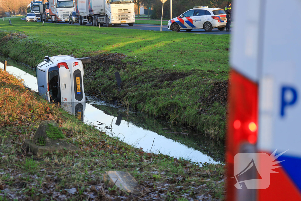 Auto belandt in sloot na botsing