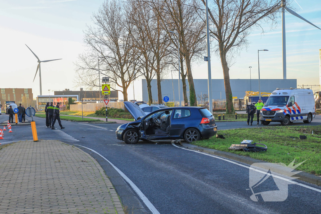 Auto belandt in sloot na botsing