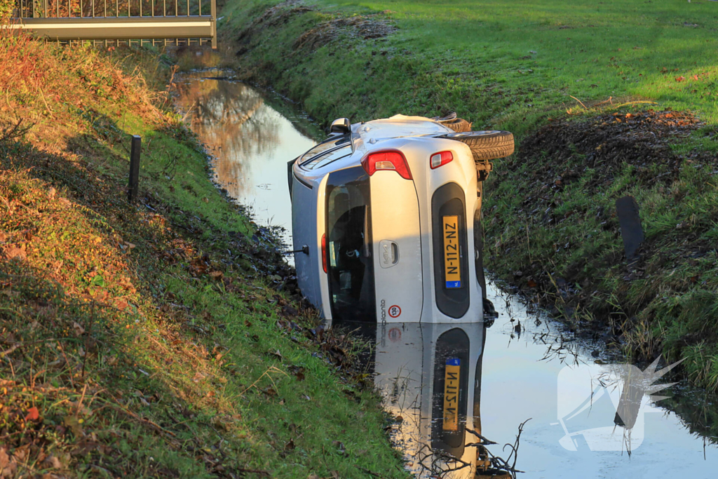 Auto belandt in sloot na botsing