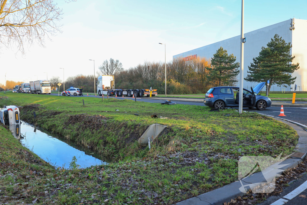 Auto belandt in sloot na botsing