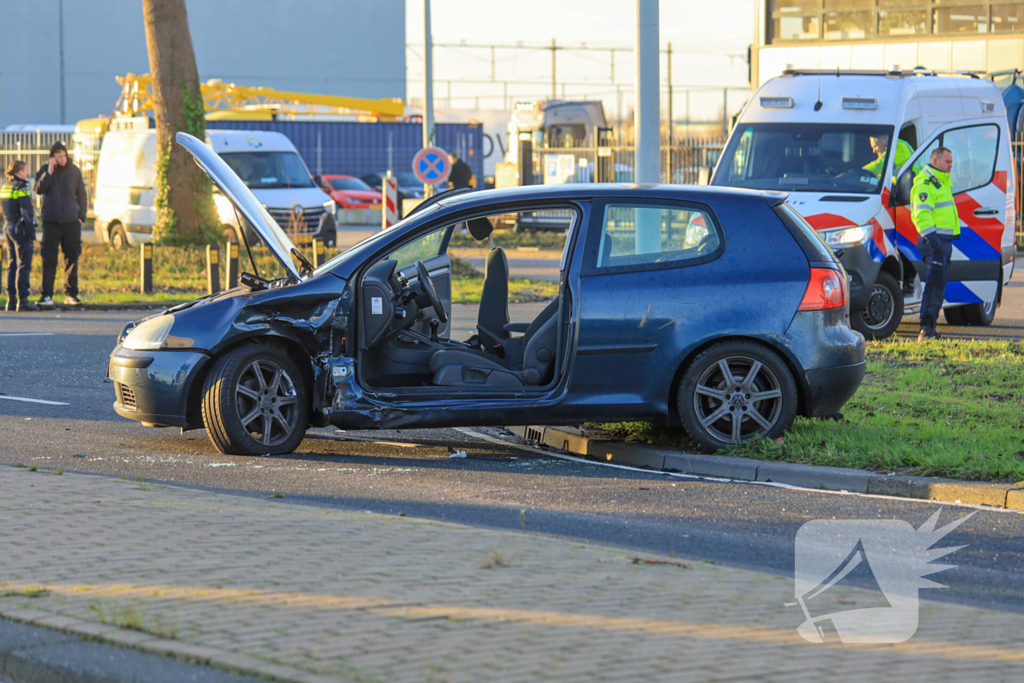 Auto belandt in sloot na botsing