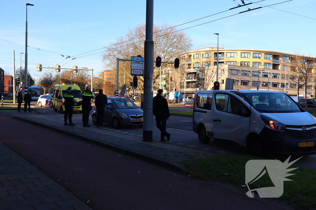 Fietser belandt op voorruit van auto