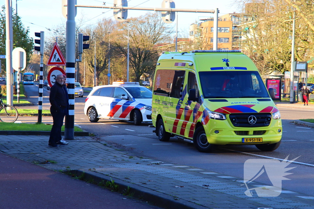 Fietser belandt op voorruit van auto