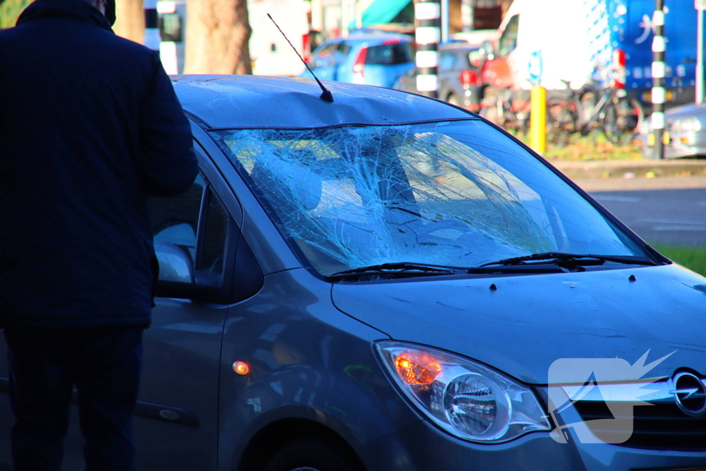 Fietser belandt op voorruit van auto