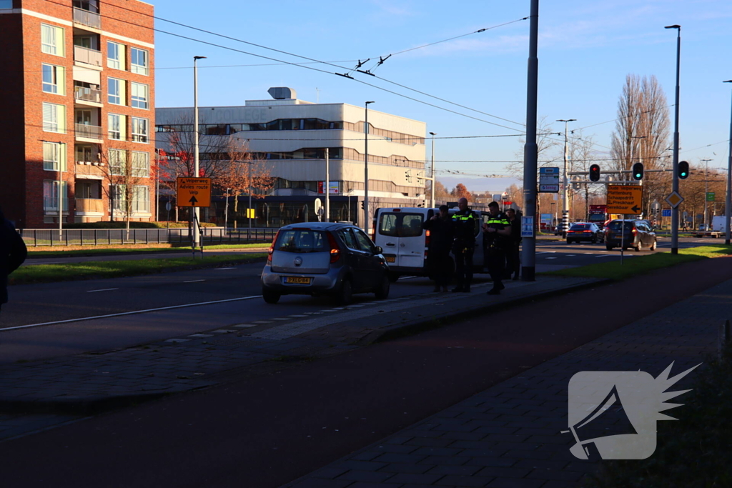 Fietser belandt op voorruit van auto