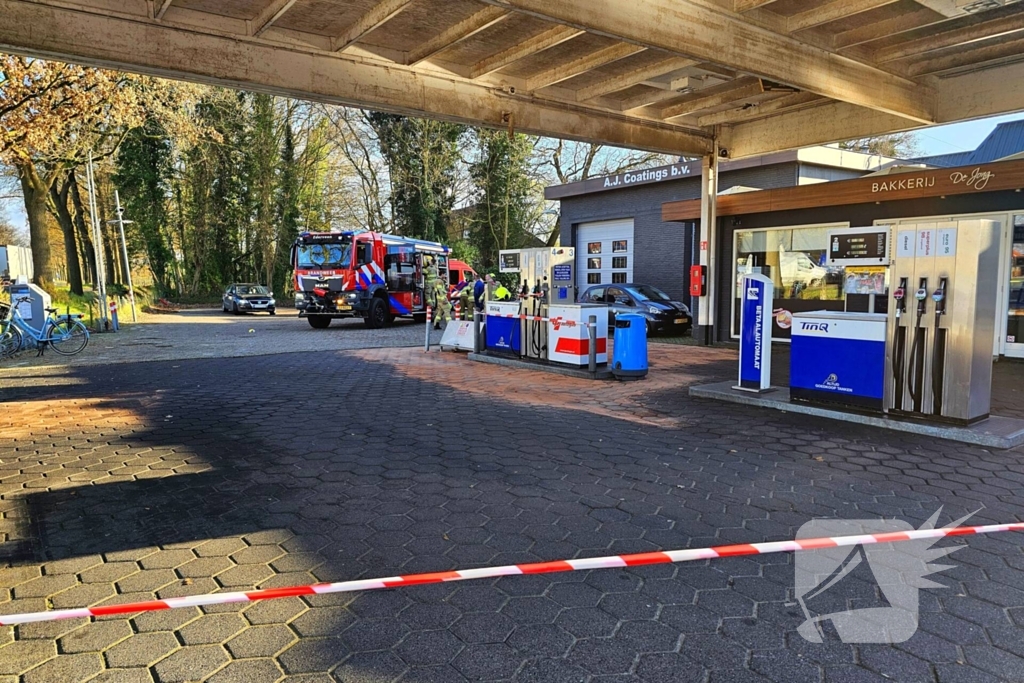 Personenauto rijdt weg met tankslang nog in auto