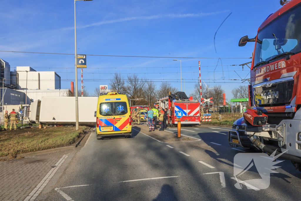 Vrachtwagen gekanteld bij aanrijding met personenauto