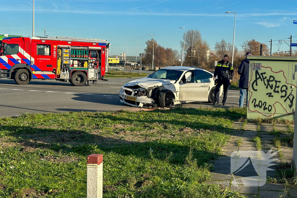 Vrachtwagen gekanteld bij aanrijding met personenauto