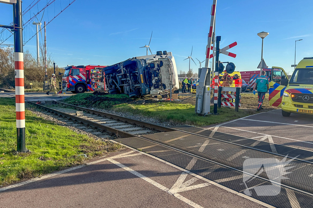 Vrachtwagen gekanteld bij aanrijding met personenauto