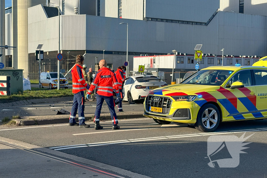 Vrachtwagen gekanteld bij aanrijding met personenauto