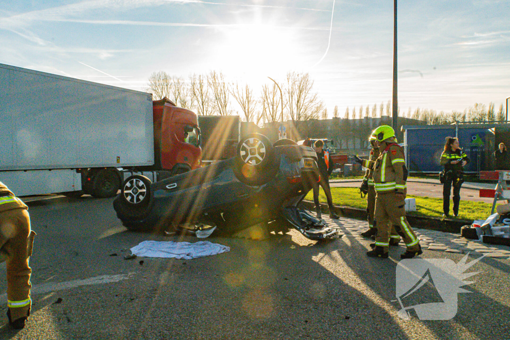 Auto komt op de kop terecht bij aanrijding met andere auto