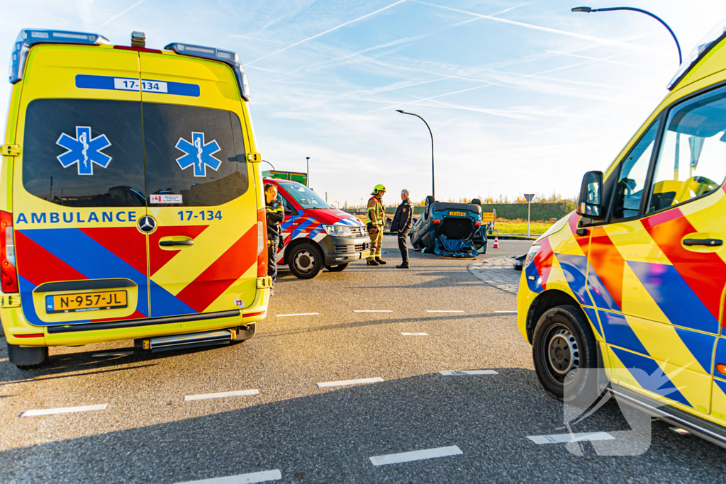 Auto komt op de kop terecht bij aanrijding met andere auto