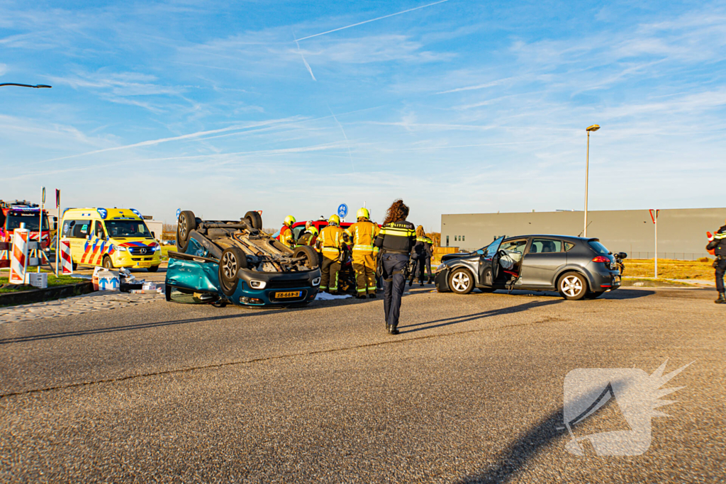 Auto komt op de kop terecht bij aanrijding met andere auto