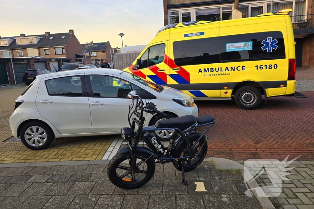 Persoon op fatbike botst met auto