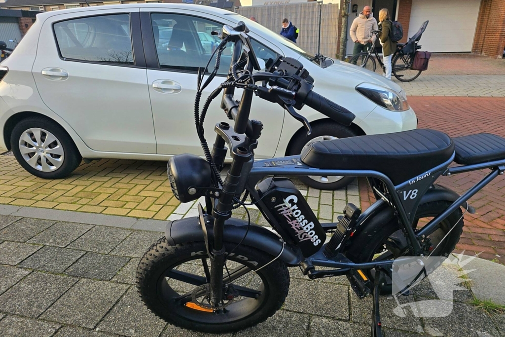 Persoon op fatbike botst met auto