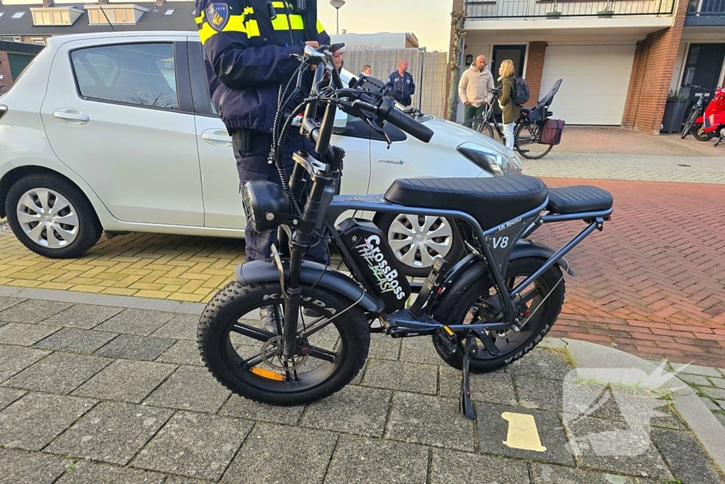 Persoon op fatbike botst met auto