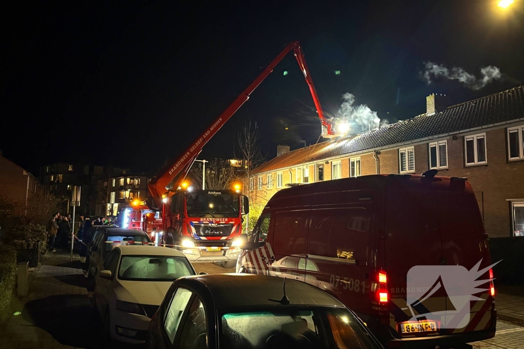 Brandweer blust brand in een woning