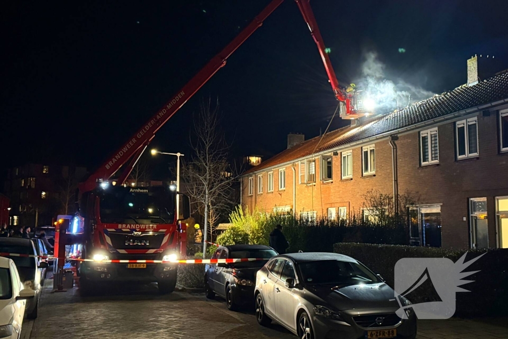 Brandweer blust brand in een woning