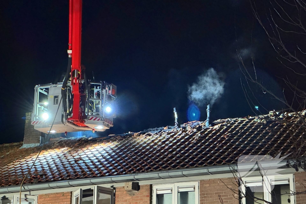 Brandweer blust brand in een woning