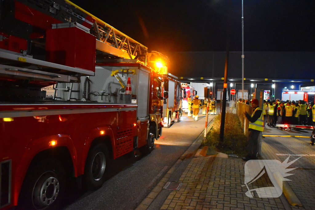 Bedrijfspand pakketbezorger ontruimd vanwege brand