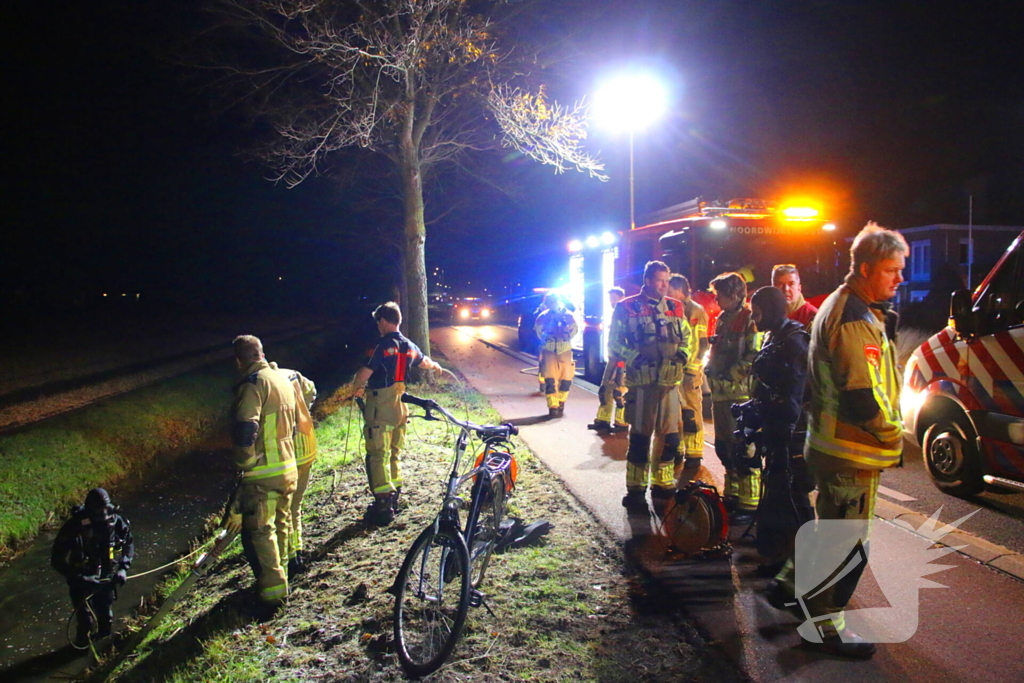 Brandweer doorzoekt sloot na melding persoon te water