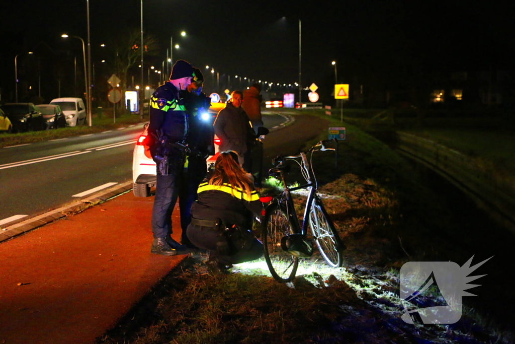 Brandweer doorzoekt sloot na melding persoon te water