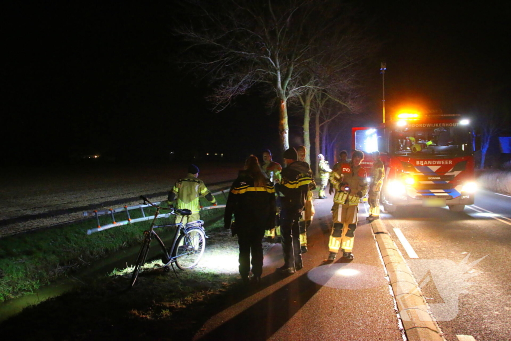 Brandweer doorzoekt sloot na melding persoon te water