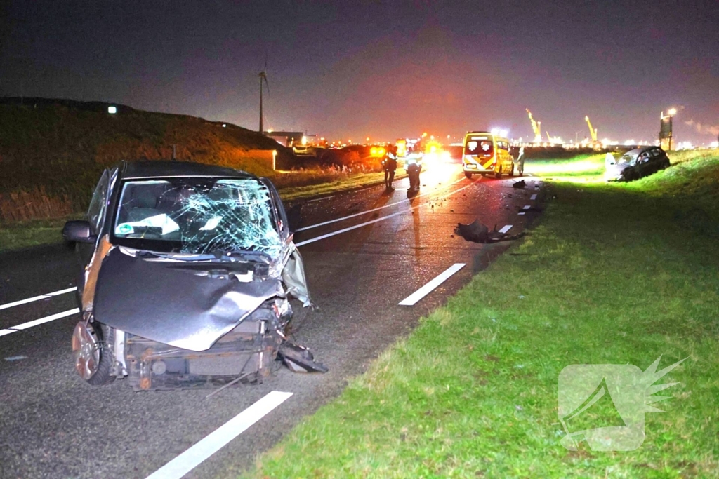 Persoon slaat op vlucht na crash en laat ravage en zwaargewonde achter