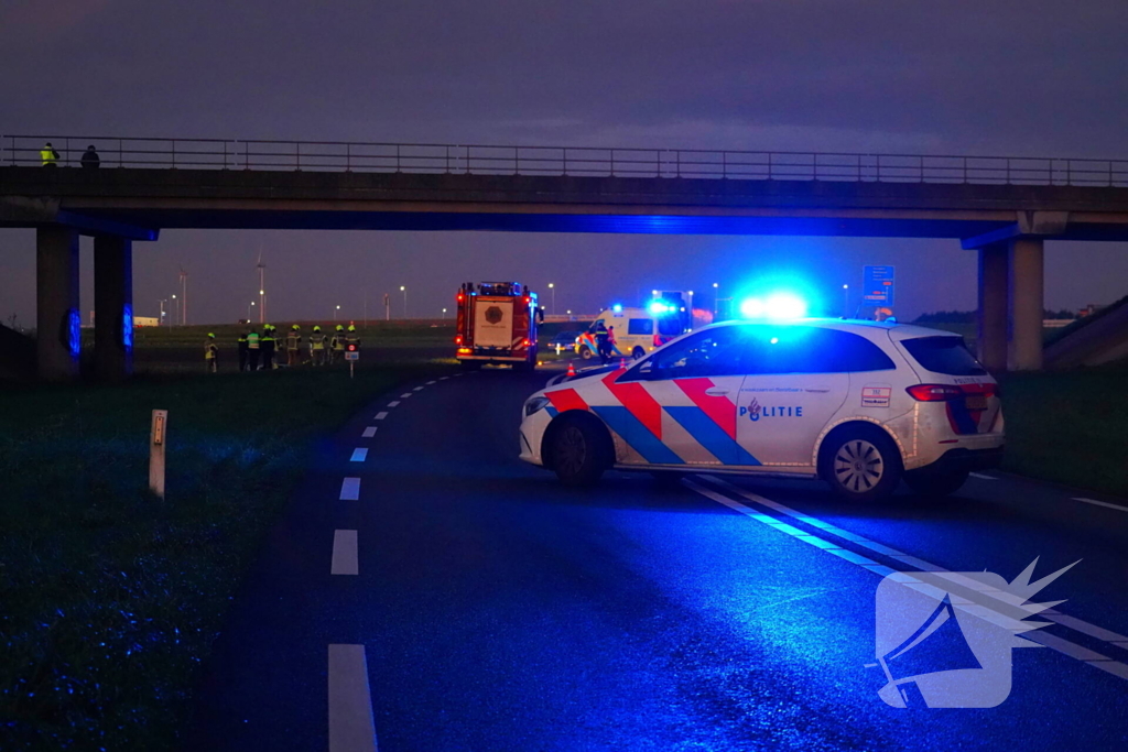 Brandweer haalt persoon uit auto in sloot