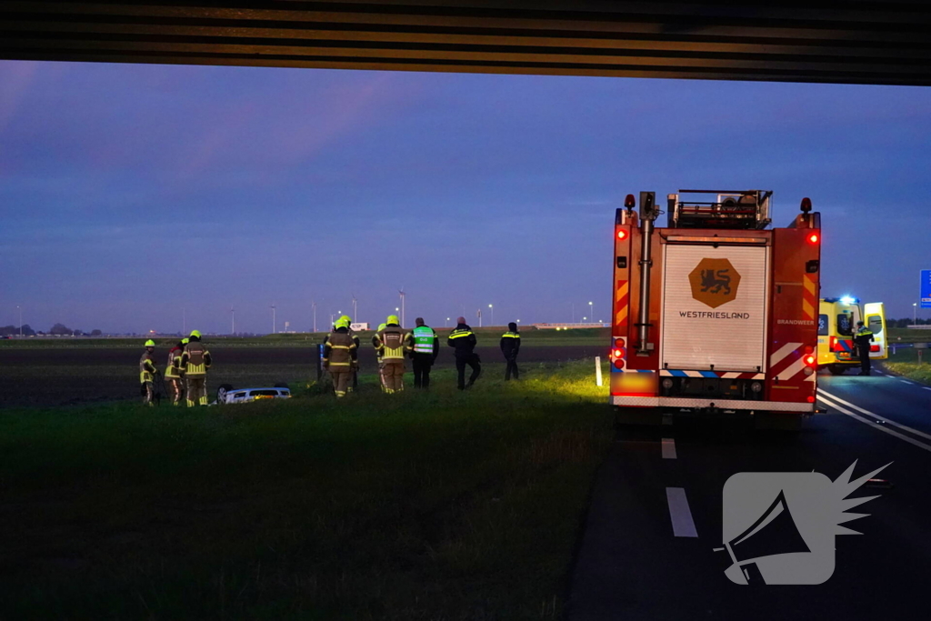 Brandweer haalt persoon uit auto in sloot