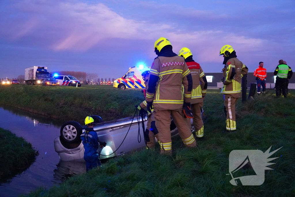 Brandweer haalt persoon uit auto in sloot