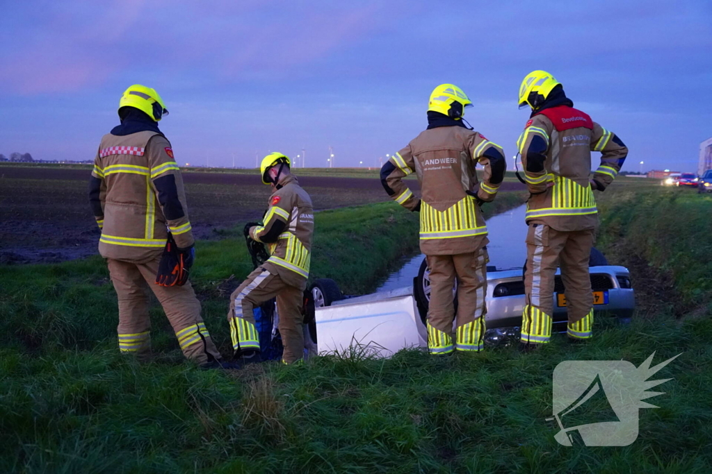 Brandweer haalt persoon uit auto in sloot