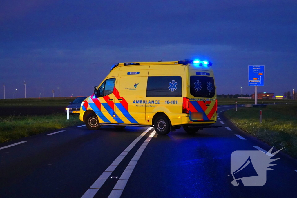 Brandweer haalt persoon uit auto in sloot