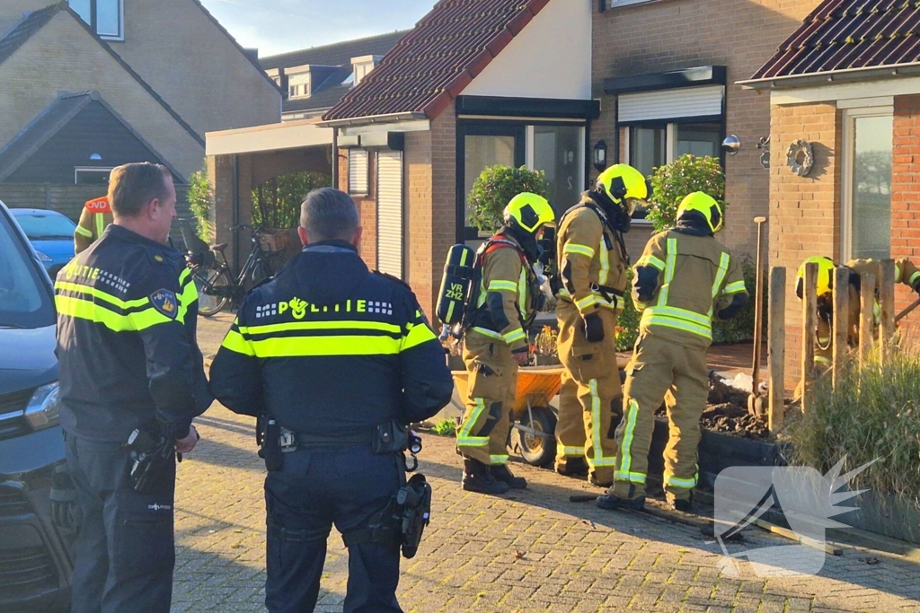 Brandweer graaft in tuin wegens gaslekkage