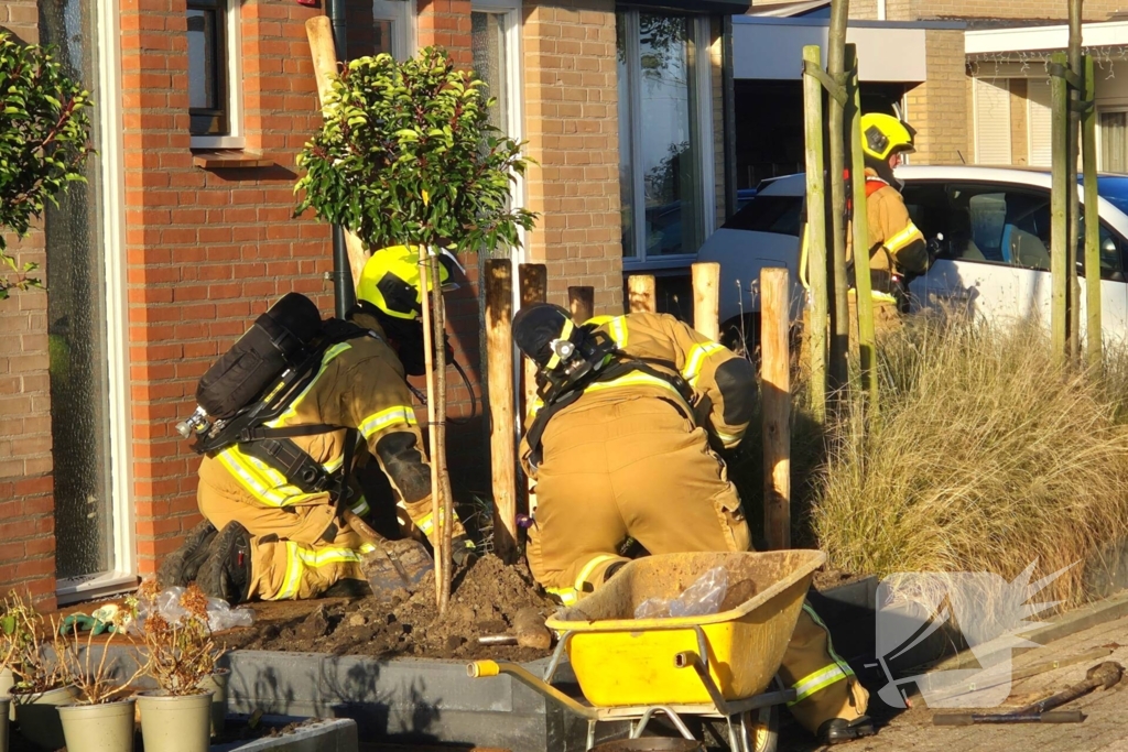 Brandweer graaft in tuin wegens gaslekkage