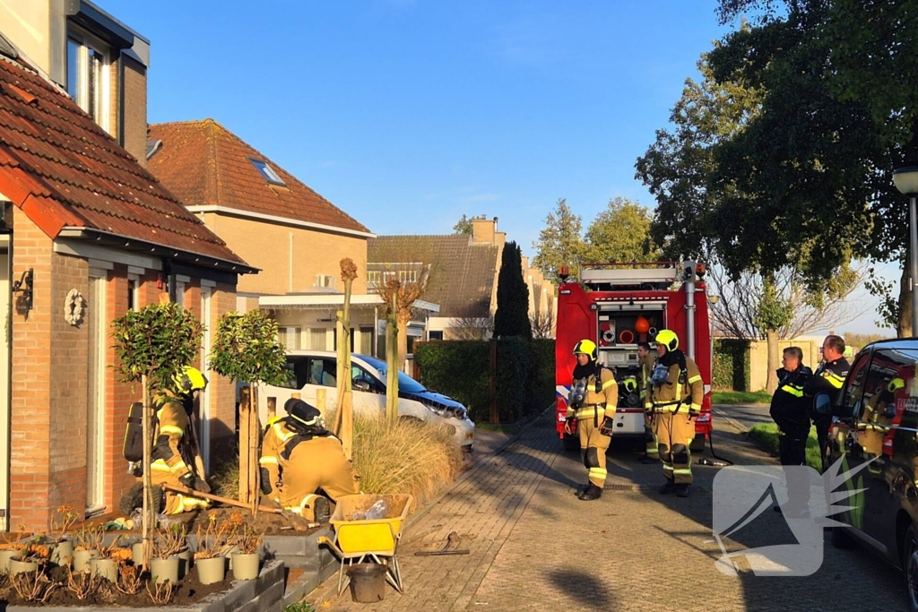 Brandweer graaft in tuin wegens gaslekkage