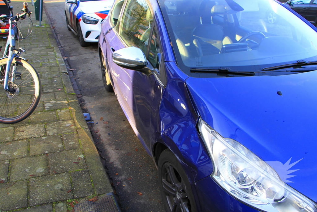 Fietser door achterruit van auto bij botsing