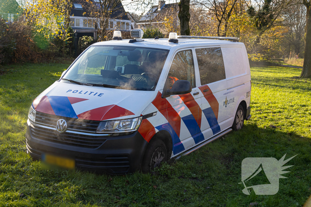 Politiebus vast tijdens achtervolgen van losgebroken hond