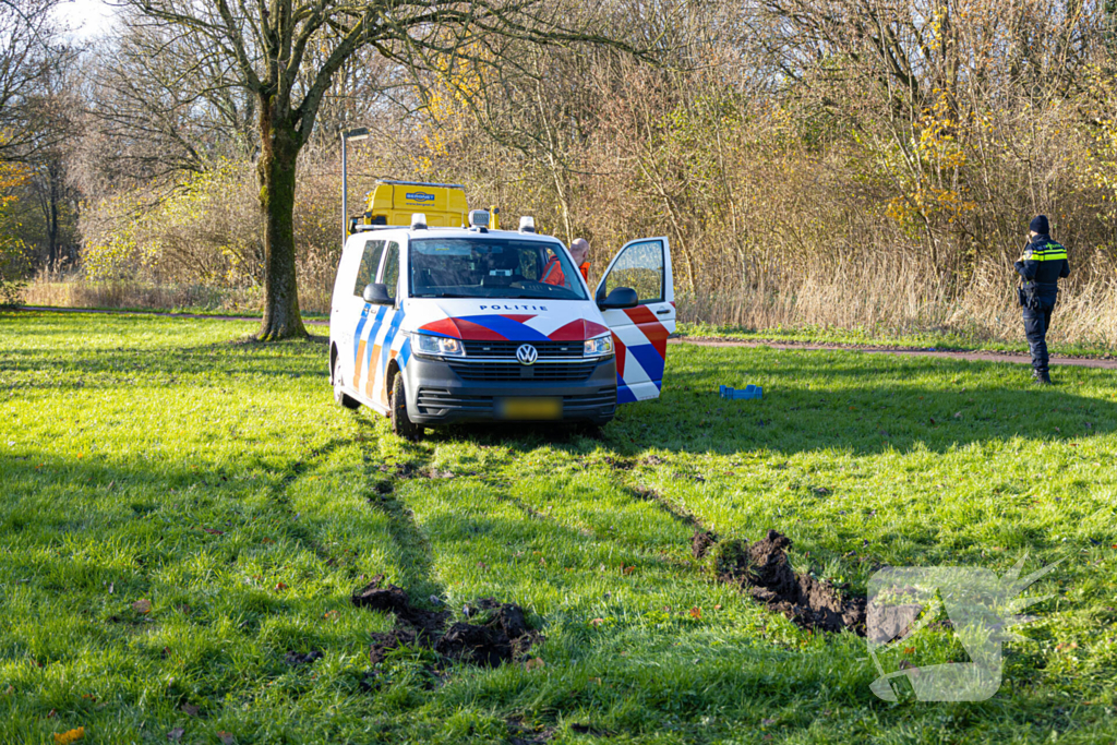 Politiebus vast tijdens achtervolgen van losgebroken hond