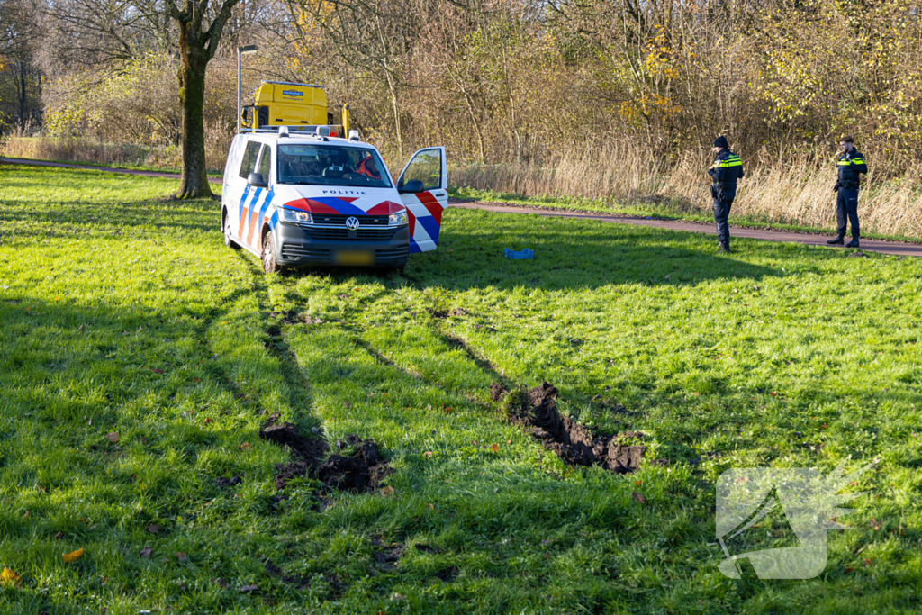 Politiebus vast tijdens achtervolgen van losgebroken hond