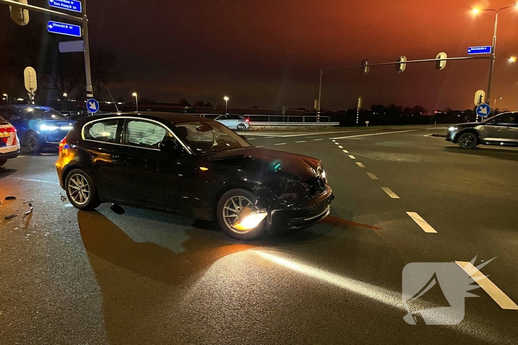 Kerende auto geramd, uitval verkeerslichten tot gevolg