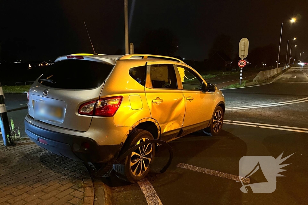 Kerende auto geramd, uitval verkeerslichten tot gevolg